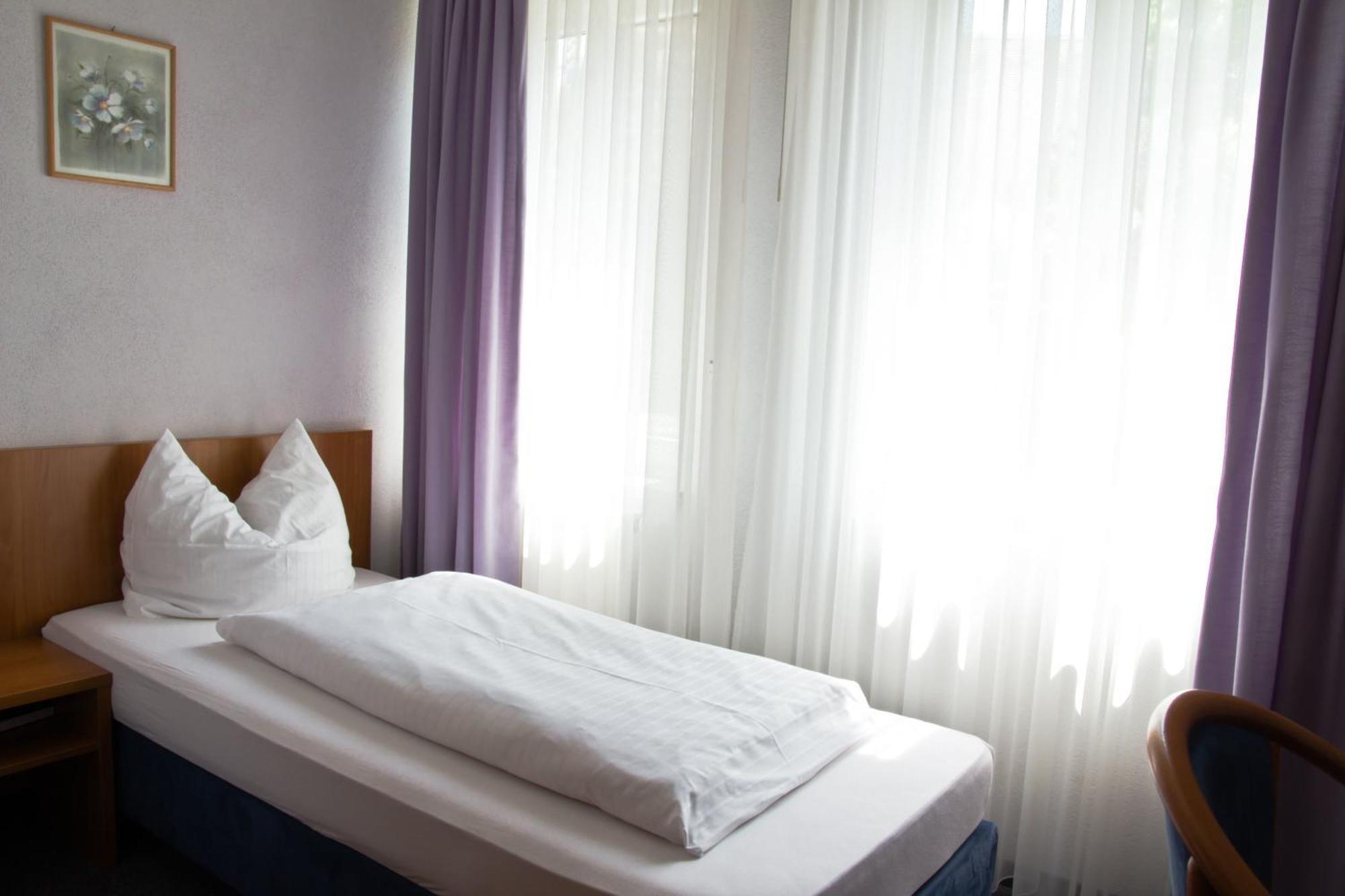 Gaestehaus Zur Kurve Цирндорф Номер фото